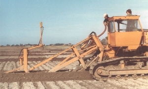 drainagebedrijf, drainage, ontwatering, sleufloos, kettinggraver, cultuurtechnisch, drainagebuis, buis, omhulling, grondverbetering, landbouw, akkerbouw, veehouderij, melkveehouderij diepdrainage gww sportvelden loonbedrijf leidingen kabels KOMO polypropeen polypropyleen kokos polystyreen tuin drainage peilgestuurde drainage